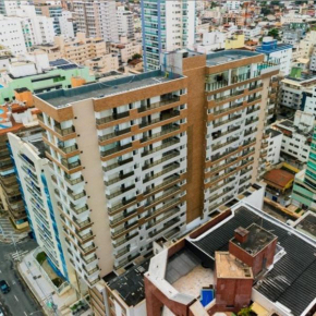 Aconchegante APARTAMENTO - Praia do Morro- Beira Mar com vista para o mar - 2 quartos , 2 banheiros, 2 vagas garagem, 1 varandas, 2 elevadores, Wi-Fi - bem localizado